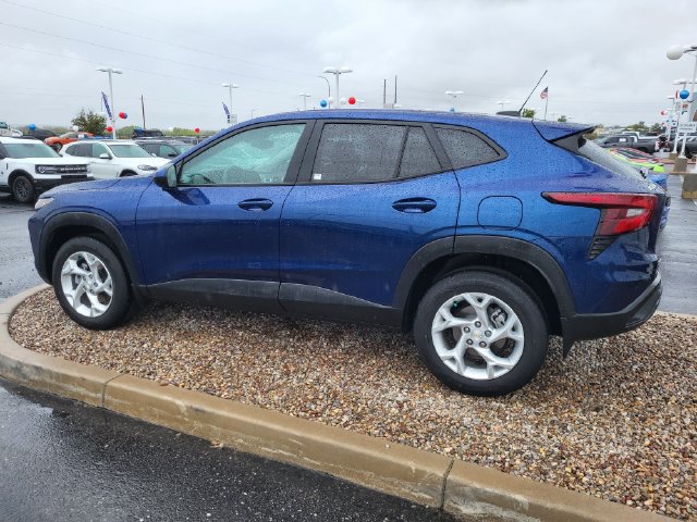 Used 2024 Chevrolet Trax LS w/ LS Convenience Package FWD image 2