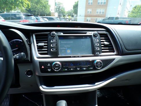 Used 2017 Toyota Highlander XLE AWD/4WD image 11