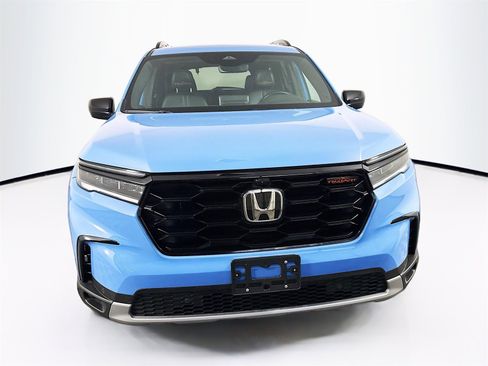 Used 2025 Honda Pilot TrailSport image 2
