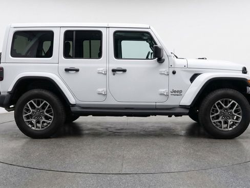 Used 2025 Jeep Wrangler Sahara image 11