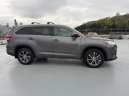 Certified 2017 Toyota Highlander XLE image 3