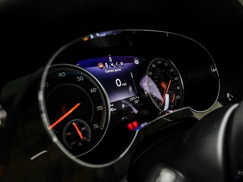 Used 2019 Bentley Bentayga image 32