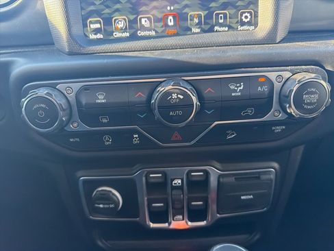 Used 2019 Jeep Wrangler Unlimited Sahara image 22