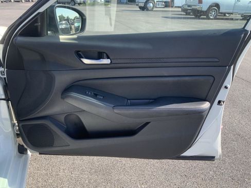 Used 2025 Nissan Altima 2.5 SV FWD image 44
