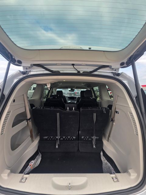 Used 2024 Chrysler Pacifica Touring-L FWD image 11