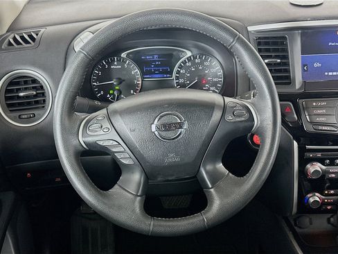 Used 2017 Nissan Pathfinder SV image 18