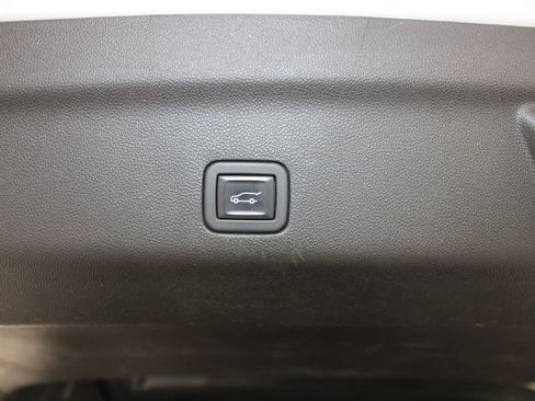 Used 2023 Chevrolet Suburban Premier image 23