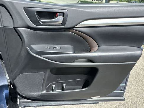 Used 2019 Toyota Highlander XLE AWD/4WD image 24