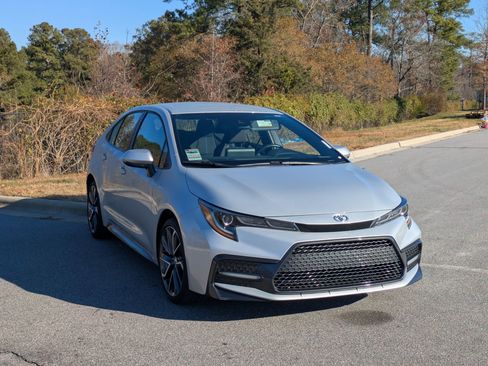 Used 2022 Toyota Corolla SE image 2