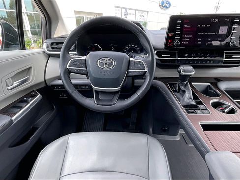 Used 2021 Toyota Sienna XLE FWD image 5