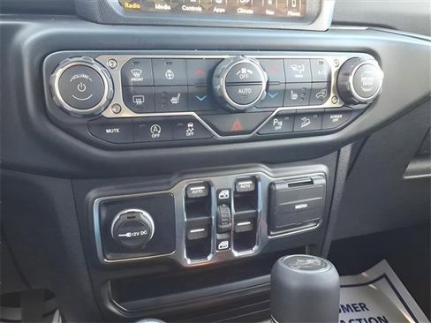 Used 2019 Jeep Wrangler Unlimited Sahara image 17