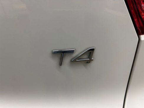 Used 2019 Volvo XC40 T4 Momentum image 30