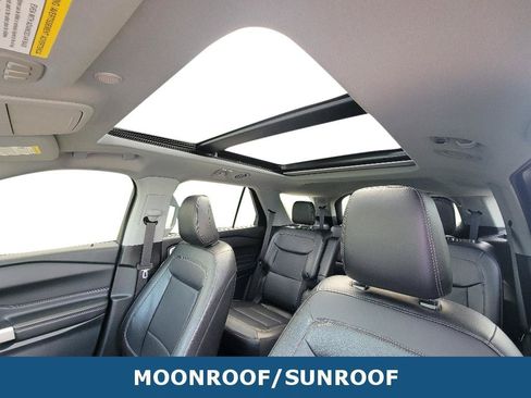 Used 2023 Ford Explorer Limited w/ Equipment Group 301A AWD/4WD image 8