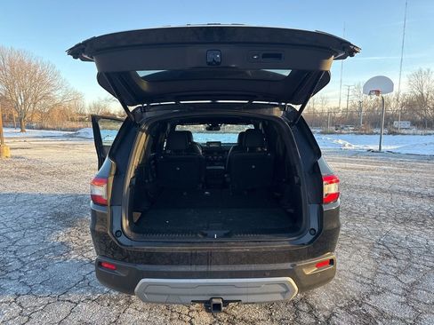 Used 2025 Honda Pilot TrailSport image 6