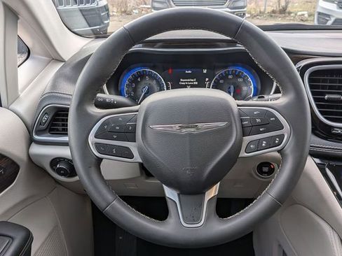 Certified 2023 Chrysler Pacifica Limited image 19