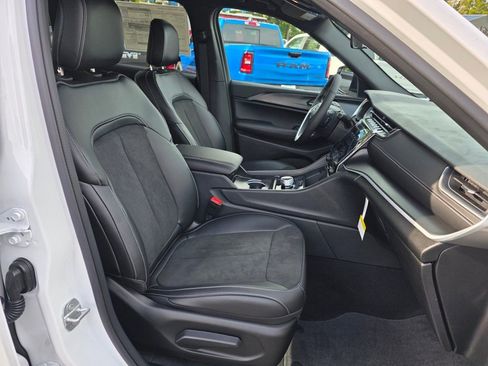 New 2025 Jeep Grand Cherokee Altitude image 26