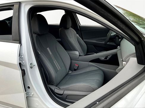 Used 2023 Hyundai Elantra SEL image 7