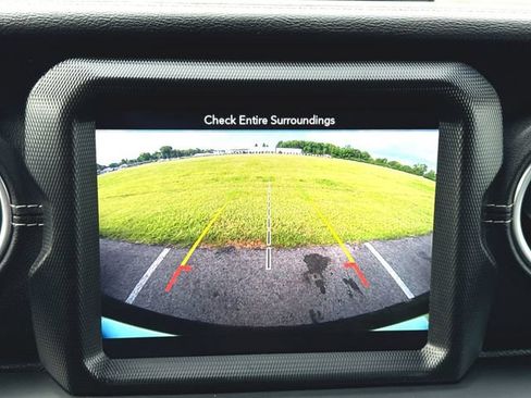 Used 2018 Jeep Wrangler Unlimited Sahara AWD/4WD image 15