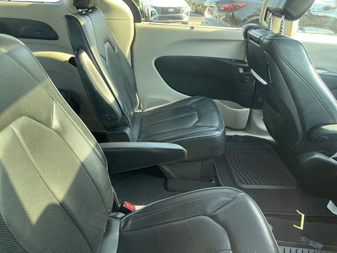 Used 2017 Chrysler Pacifica Limited FWD image 7