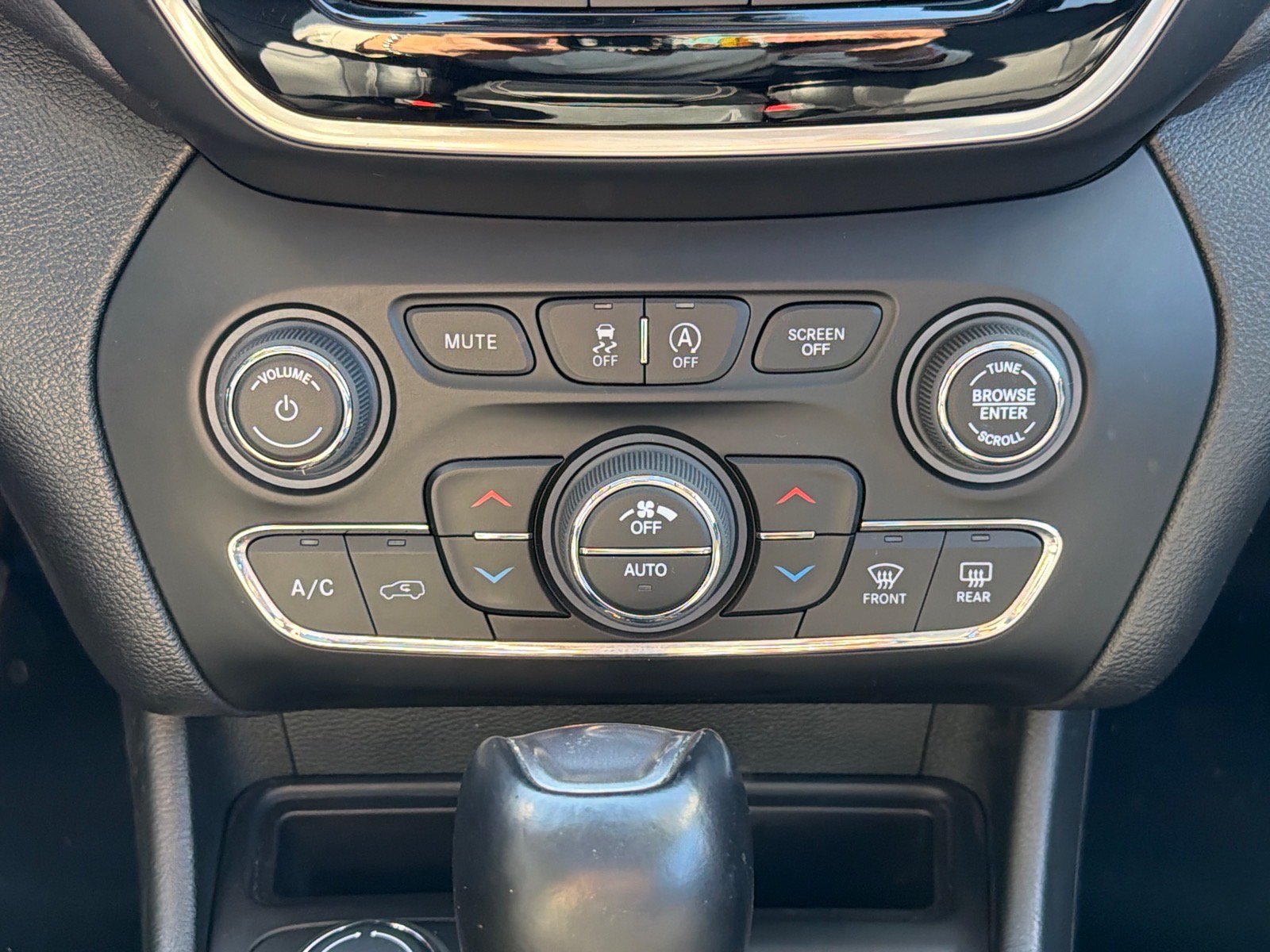 Used 2022 Jeep Cherokee Limited w/ Elite Package AWD/4WD image 24