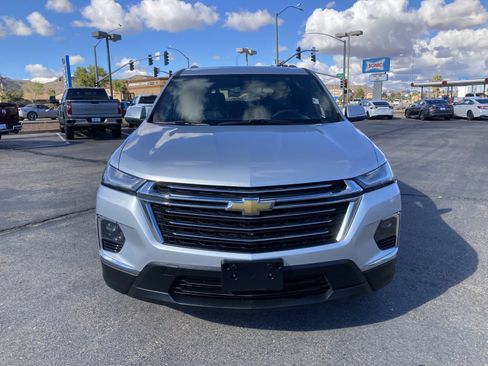 Used 2022 Chevrolet Traverse LT image 2
