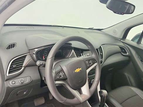 Used 2022 Chevrolet Trax LT w/ LT Convenience Package image 16