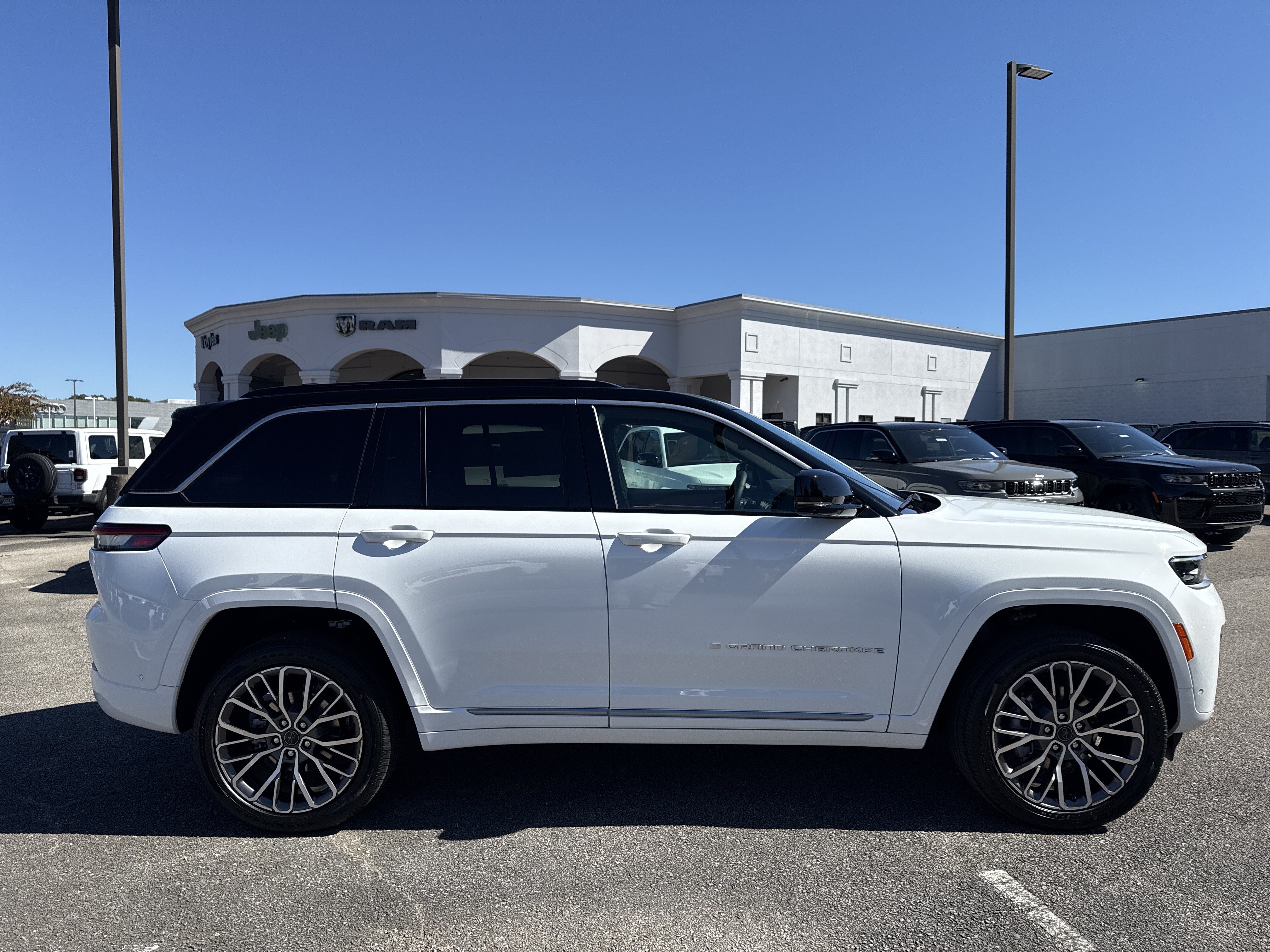 New 2027 Jeep Grand Cherokee Summit AWD/4WD image 8