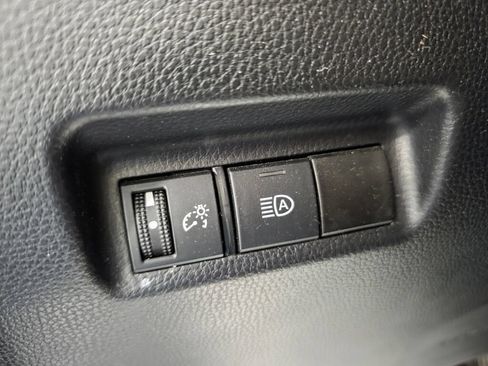 Used 2021 Toyota RAV4 LE AWD/4WD image 16