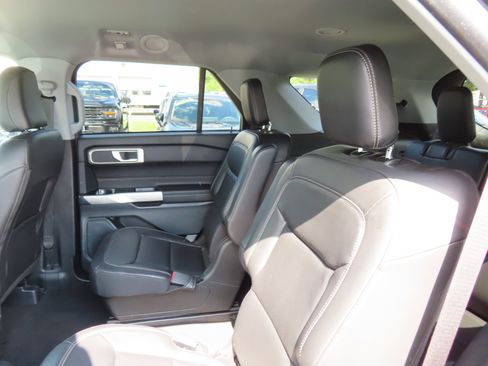 Used 2023 Ford Explorer XLT w/ Equipment Group 202A AWD/4WD image 31