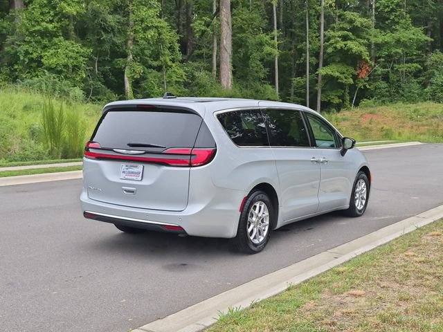 Used 2024 Chrysler Pacifica Touring-L FWD image 13