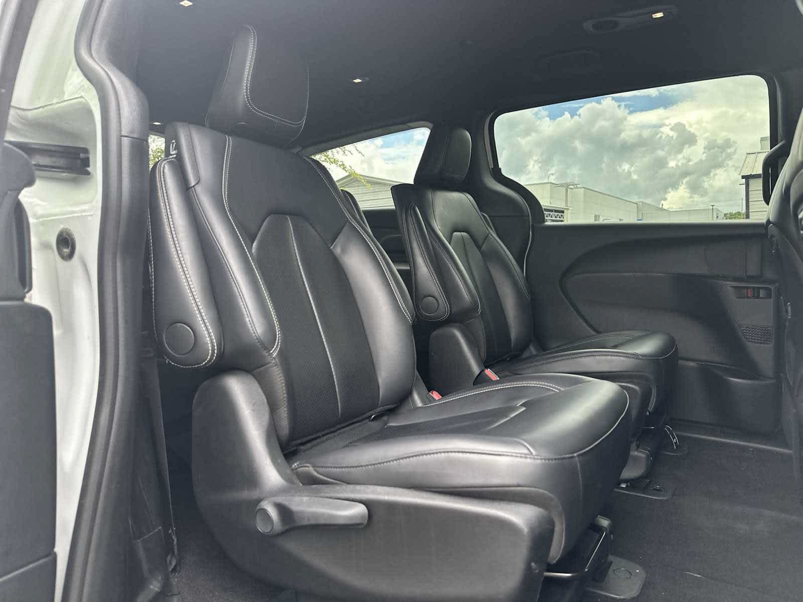 Used 2024 Chrysler Pacifica Limited FWD image 18