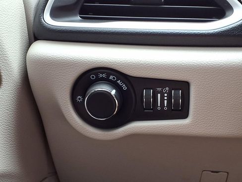 Used 2023 Chrysler Voyager LX image 15