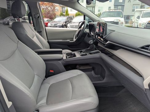 Used 2024 Toyota Sienna Limited FWD image 39