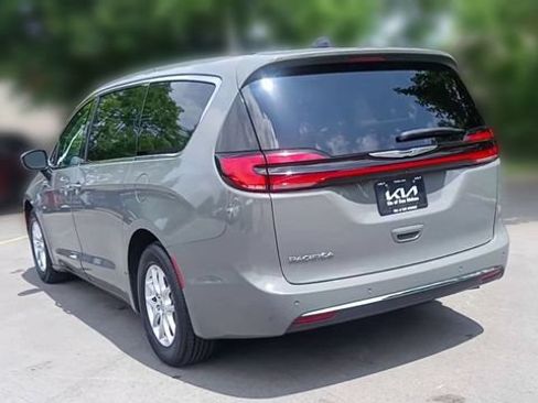 Used 2023 Chrysler Pacifica Touring-L FWD image 9