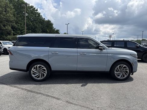 Used 2025 Lincoln Navigator L Reserve AWD/4WD image 8