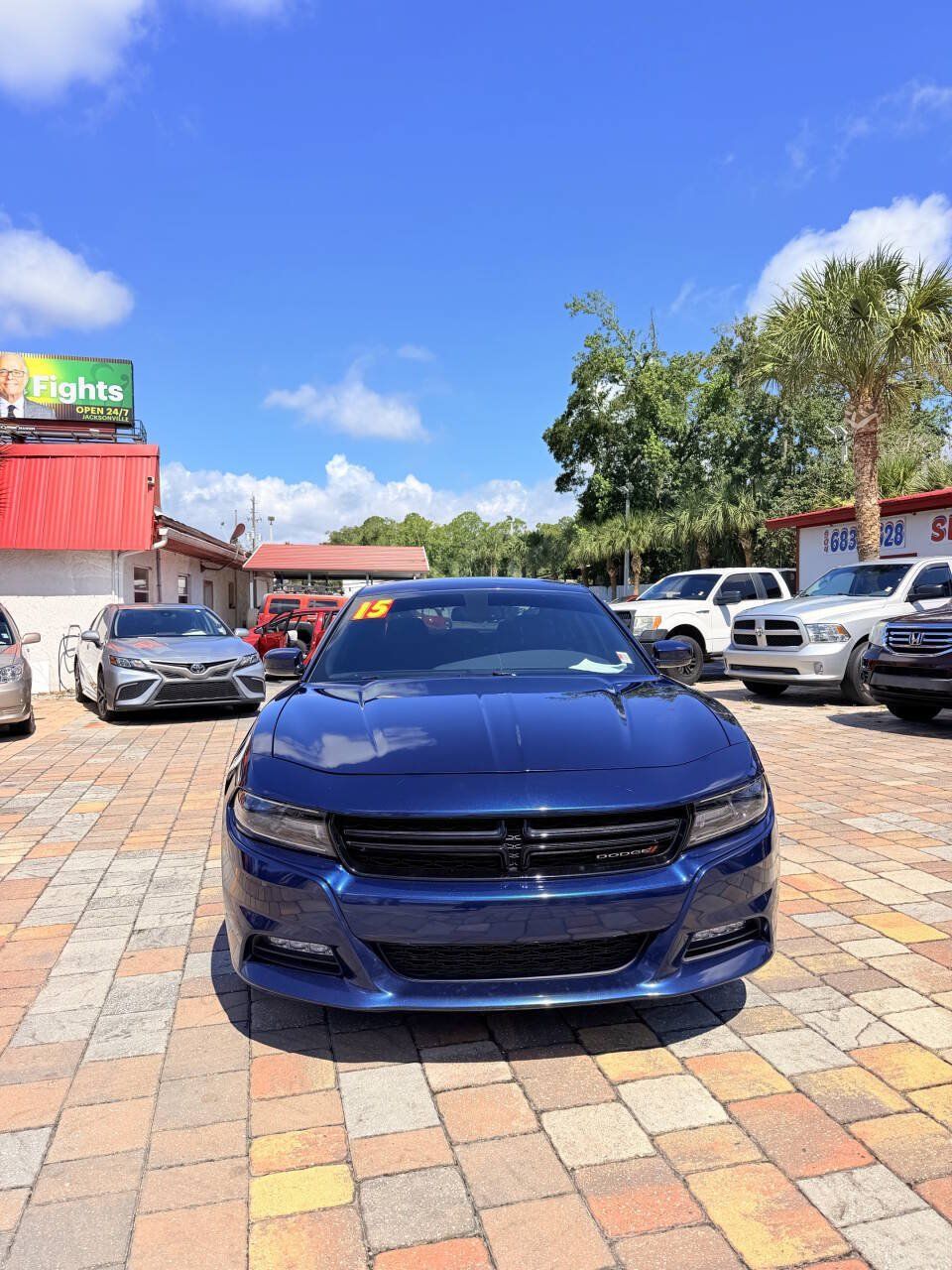 Used 2015 Dodge Charger SXT RWD image 3