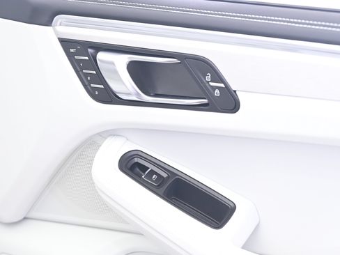 Certified 2023 Porsche Macan AWD/4WD image 21