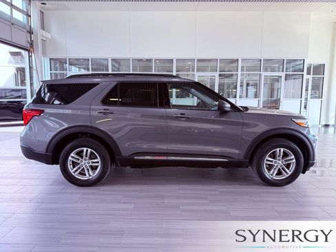 Used 2023 Ford Explorer XLT w/ Equipment Group 202A AWD/4WD image 4