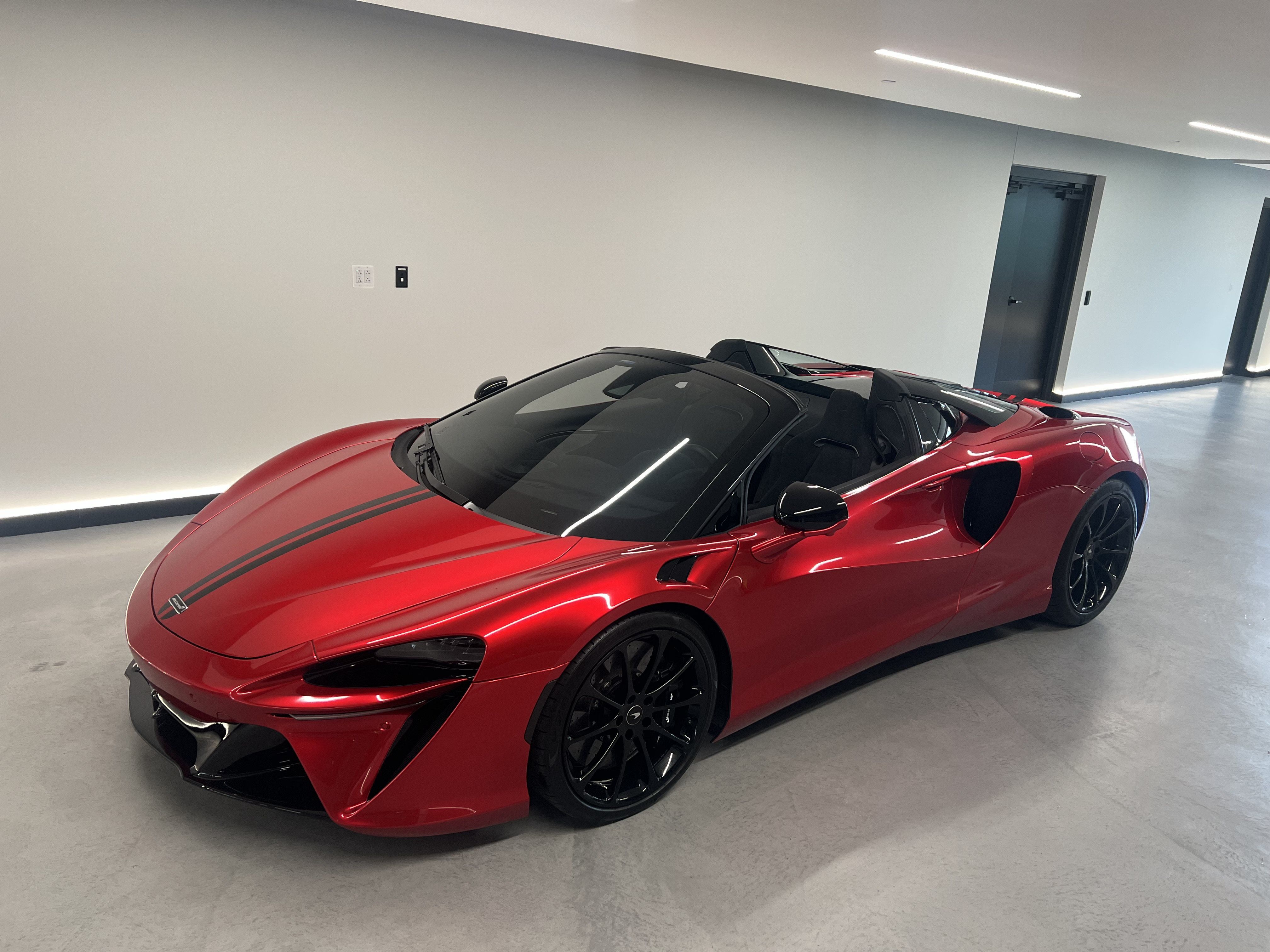 Used 2025 McLaren Artura Spider RWD image 4
