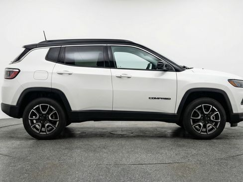 Used 2025 Jeep Compass Trailhawk AWD/4WD image 11