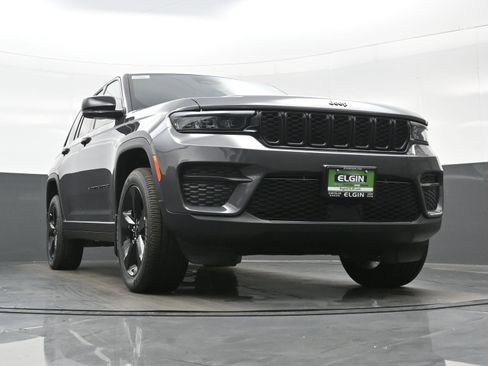 New 2025 Jeep Grand Cherokee Altitude AWD/4WD image 17