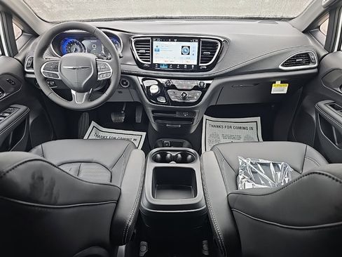 New 2026 Chrysler Pacifica Select image 24
