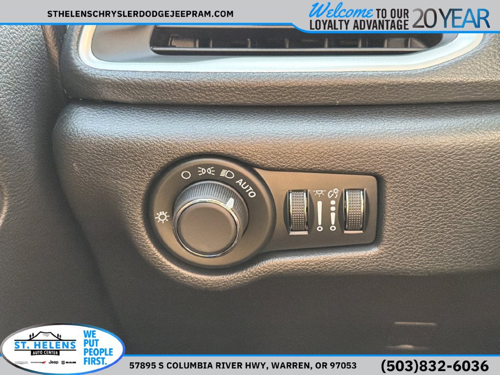 New 2027 Chrysler Pacifica Select w/ Family Tech Group AWD/4WD image 18