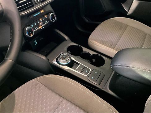 Used 2022 Ford Escape SE w/ SE Sport Appearance Package image 17