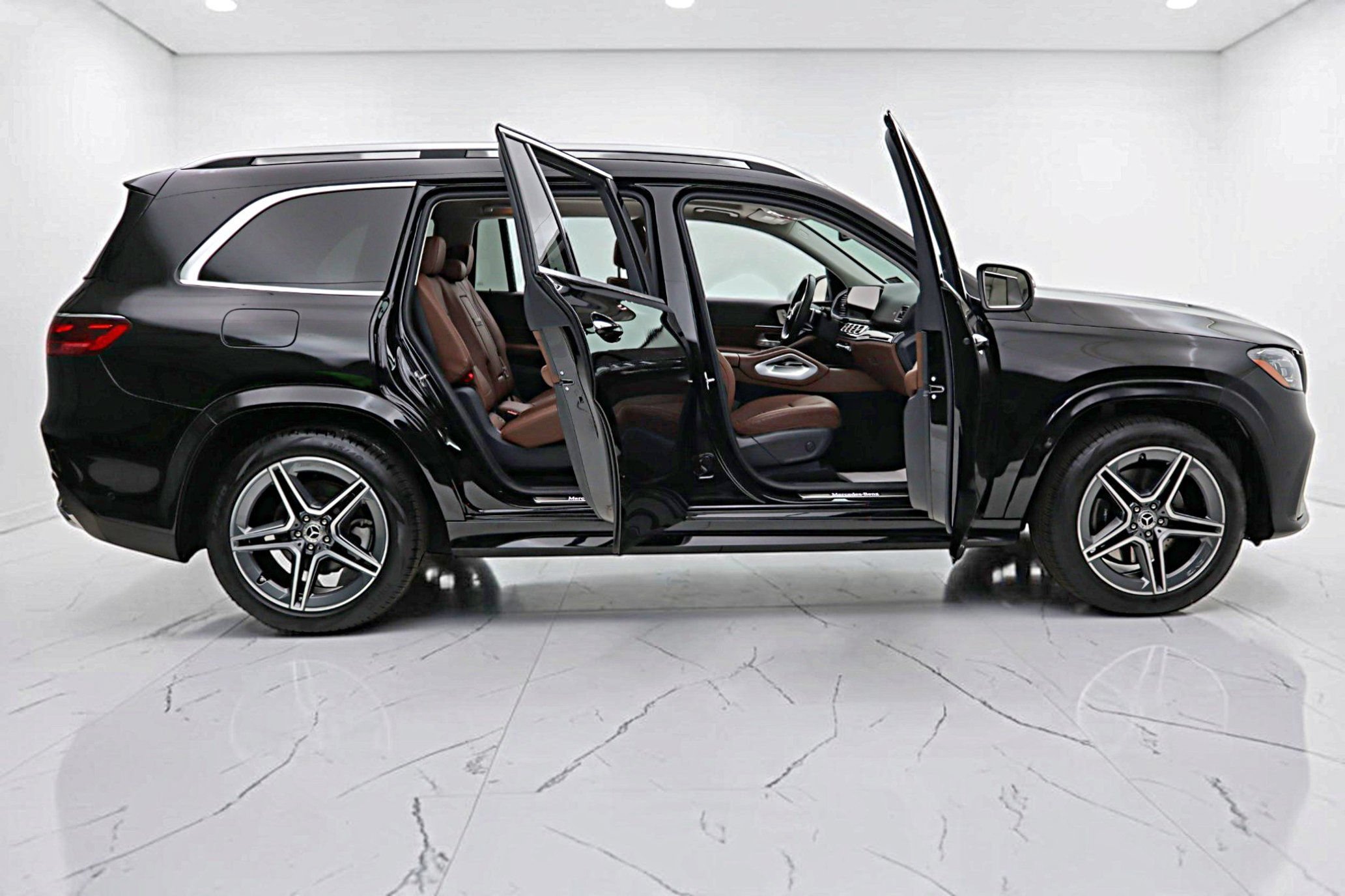 Used 2024 Mercedes-Benz GLS 450 4MATIC image 14