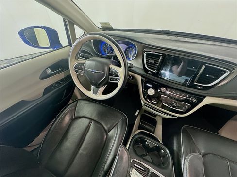Used 2018 Chrysler Pacifica Limited w/ Tire & Wheel Group image 9