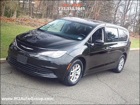 Used 2017 Chrysler Pacifica Touring image 18