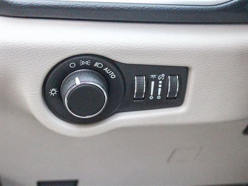 Used 2021 Chrysler Voyager Lxi image 29