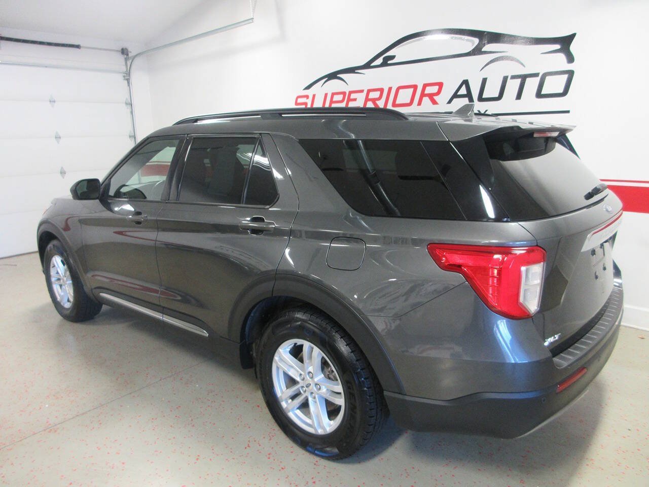 Used 2020 Ford Explorer XLT w/ Equipment Group 202A AWD/4WD image 3