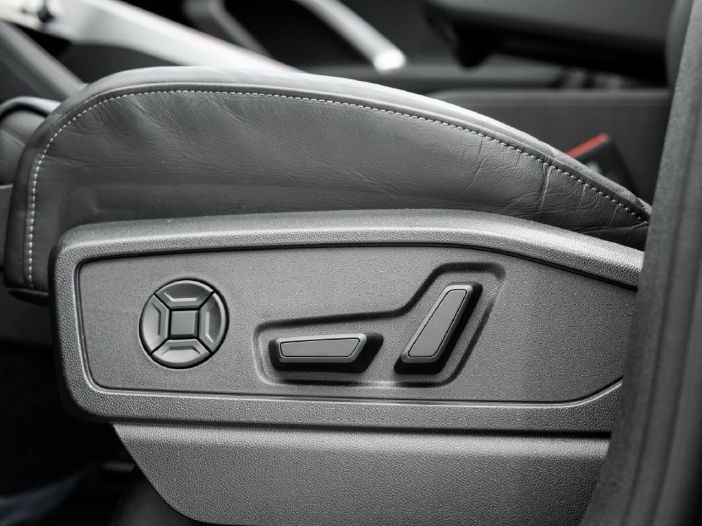 Certified 2025 Audi Q5 Prestige AWD/4WD image 10